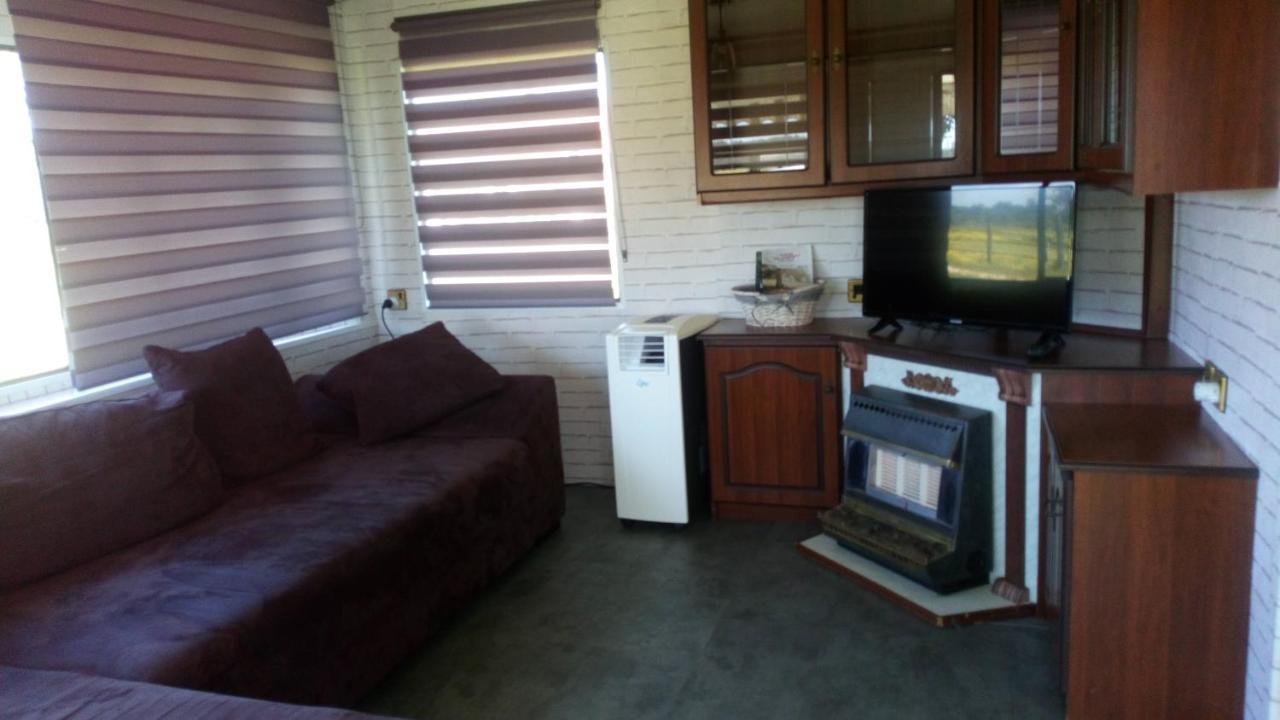 Mobil Home Vintage A La Ferme Des Buttons Rosnay (Indre) Exterior foto